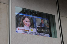 Obrazovka zobrazuje správy o zdravotnom stave britskej princeznej Kate. FOTO: REUTERS