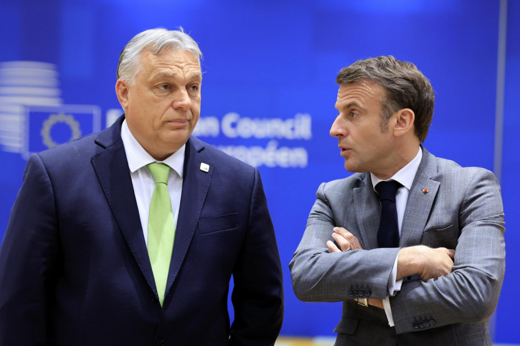 Francúzsky prezident Emmanuel Macron a maďarský premiér Viktor Orbán diskutujú na úvod dvojdňového summitu EÚ v Bruseli. FOTO: TASR/AP