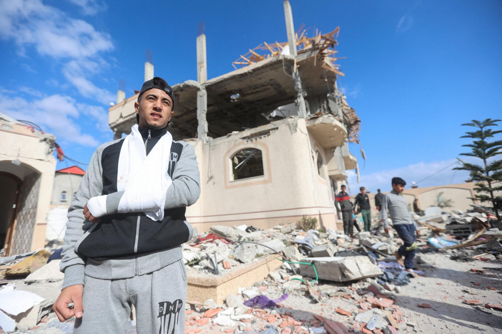 Palestínčania kontrolujú miesto izraelského útoku na dom. FOTO: Reuters