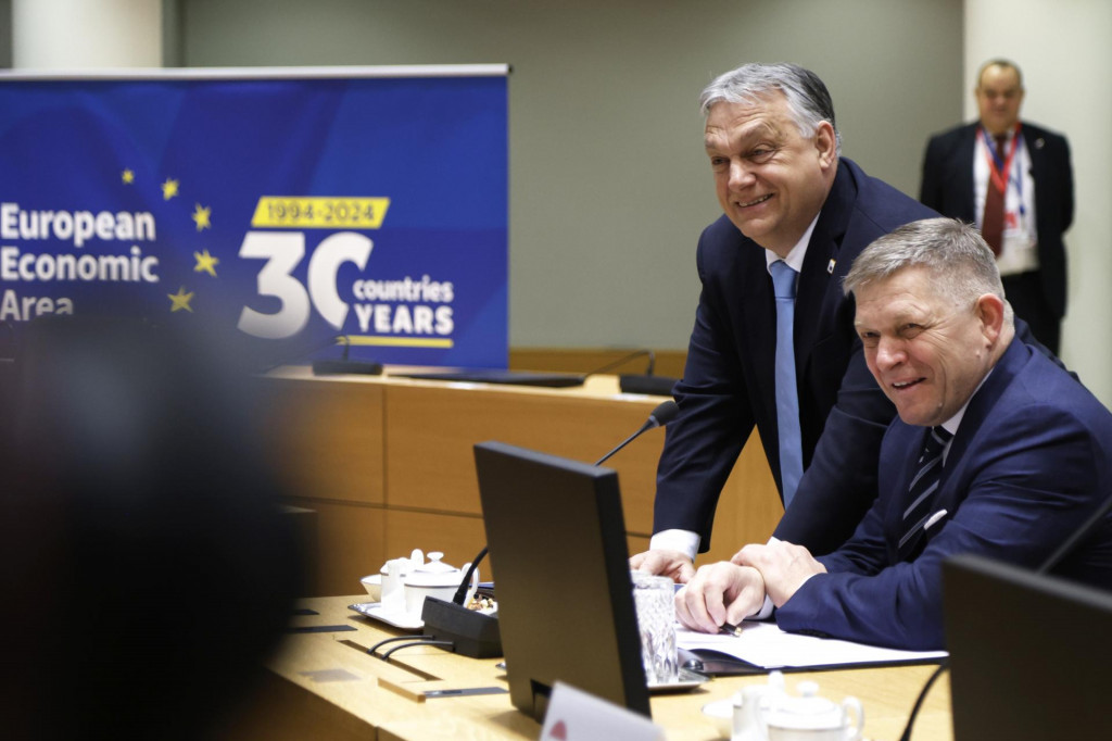 Slovenský premiér Robert Fico a maďarský premiér Viktor Orbán sa usmievajú počas druhého záverečného dňa summitu EÚ v Bruseli. FOTO: TASR/AP