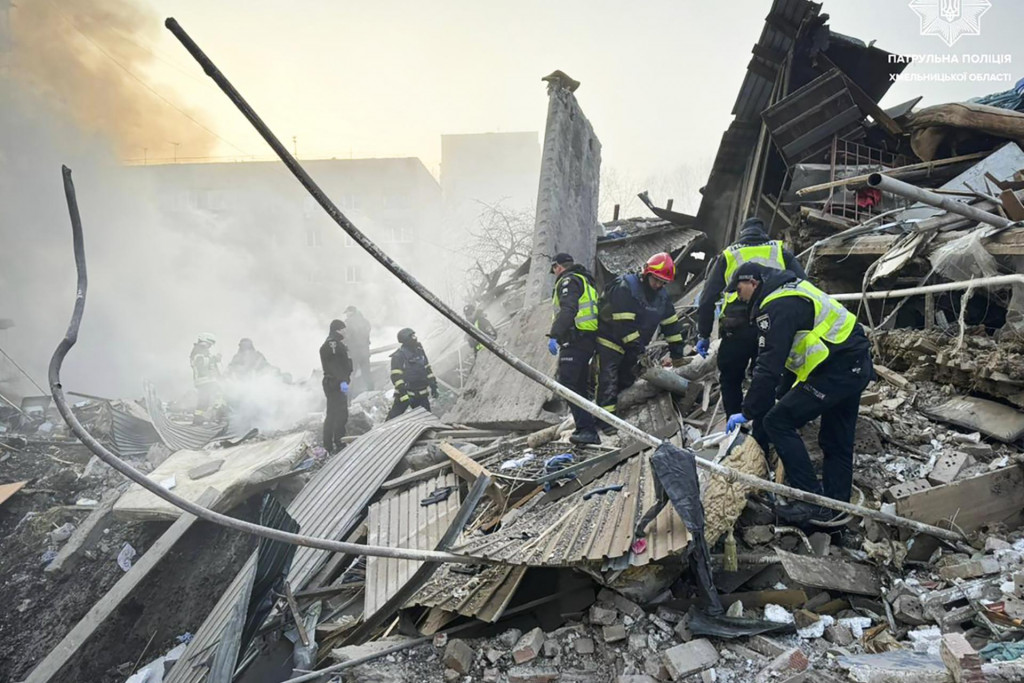 Príslušníci ukrajinských záchranných zložiek prehľadávajú trosky po ruskom útoku na ukrajinské mesto Chmeľnyckyj. FOTO: TASR/AP