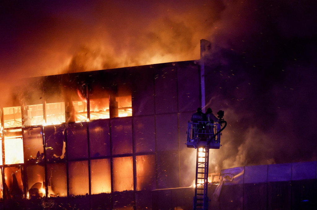 Záchranári pracujú na uhasení požiaru v horiacom koncertnom sále Crocus City Hall po streľbe. FOTO: REUTERS