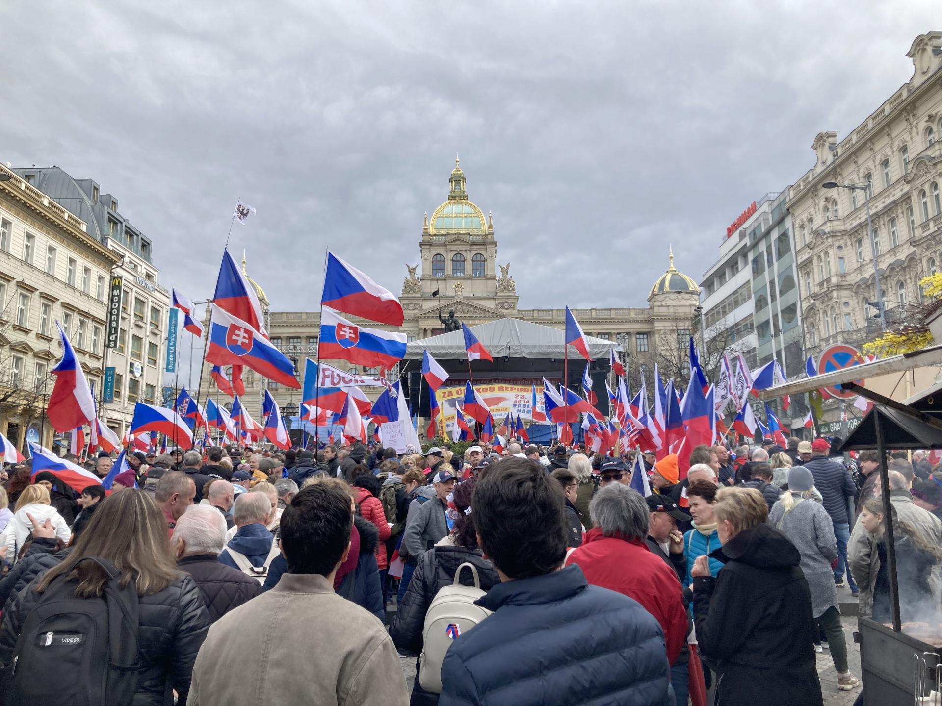 Protestujúci v Prahe žiadali demisiu českej vlády, objavili sa aj slovenské vlajky