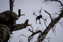 Ukrajinský vojak vypustil kamikadze dron na frontovej línii neďaleko mesta Bachmut. FOTO: Reuters