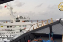 Na snímke z videa zverejnenou Filipínskou pobrežnou strážou, filipínske plavidlo Unaizah May 4 (vpravo) je atakované vodnými delami z lode čínskej pobrežnej stráže (vľavo) pri plytčine Second Thomas Shoal neďaleko Spratlyho ostrovov. FOTO: TASR/AP
