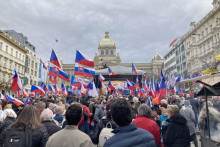 Ľudia počas protivládnej demonštrácie, ktorú organizuje mimoparlamentná strana Právo, rešpekt, odbornosť. FOTO: TASR/Radoslav Gálus