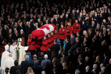 Rakva bývalého kanadského premiéra Briana Mulroneyho. FOTO: Reuters