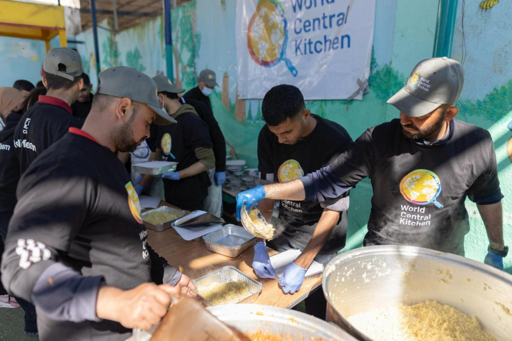 Členovia „World Central Kitchen“ pripravujú jedlo pre Palestínčanov v lokalite uvedenej ako Gaza. FOTO: Reuters