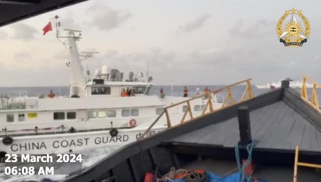 Na snímke z videa zverejnenou Filipínskou pobrežnou strážou, filipínske plavidlo Unaizah May 4 (vpravo) je atakované vodnými delami z lode čínskej pobrežnej stráže (vľavo) pri plytčine Second Thomas Shoal neďaleko Spratlyho ostrovov. FOTO: TASR/AP
