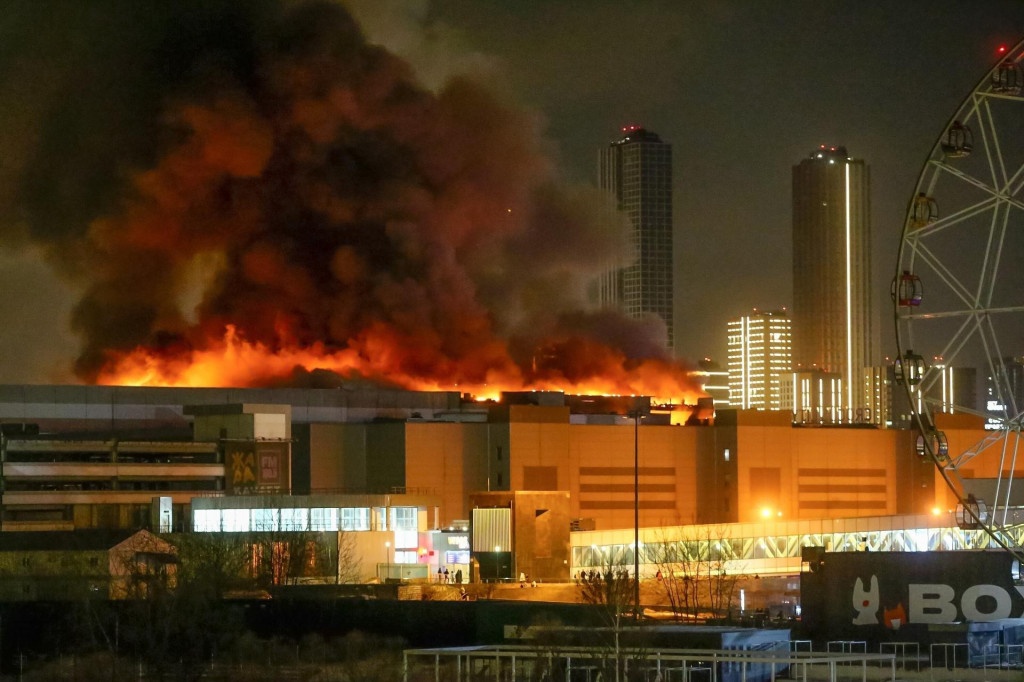 Masívny plameň nad horiacou budovou koncertnej sály Crocus City Hall v západnej časti Moskvy. FOTO: TASR/AP