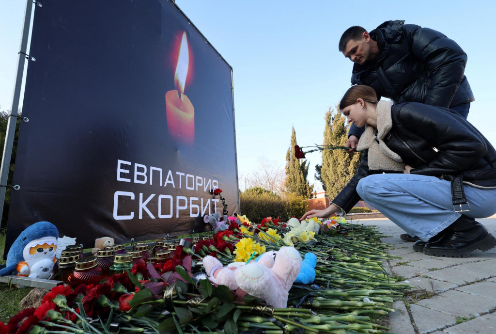 Ľudia kladú kvety k provizórnemu pamätníku obetiam streleckého útoku na koncertnej sále Crocus City Hall neďaleko Moskvy. FOTO: Reuters