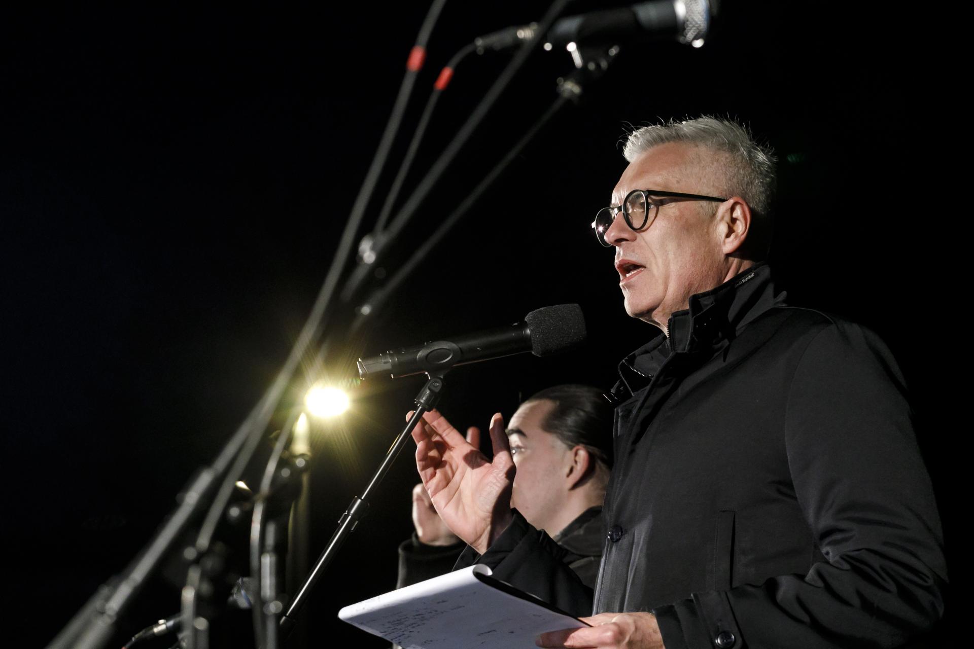 V Bratislave sa zhromaždili tisícky ľudí na podporu Korčoka, dav vyjadril nevôľu nad krokmi súčasnej vlády