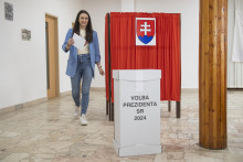 Volič, ktorý nemá trvalý pobyt na území Slovenska, preukáže svoju totožnosť vo volebnej miestnosti predložením slovenského cestovného dokladu a čestného vyhlásenia o trvalom pobyte v cudzine. FOTO: TASR/Michal Svítok
