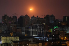 Výbuch ruskej rakety nad Kyjevom. FOTO: Reuters