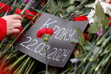 Provizórny pamätník obetiam streleckého útoku, ktorý sa udial v koncertnej sále Crocus City Hall v Moskovskej oblasti. FOTO: Reuters
