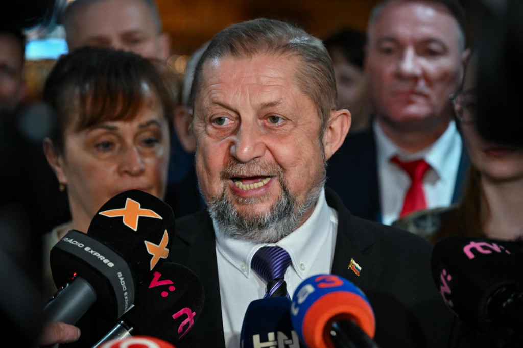 Kandid&aacute;t na prezidenta &Scaron;tefan Harabin reaguje na predbežn&eacute; neofici&aacute;lne v&yacute;sledky volieb vo svojej centr&aacute;le v Bratislave. FOTO: TASR/Pavol Zachar