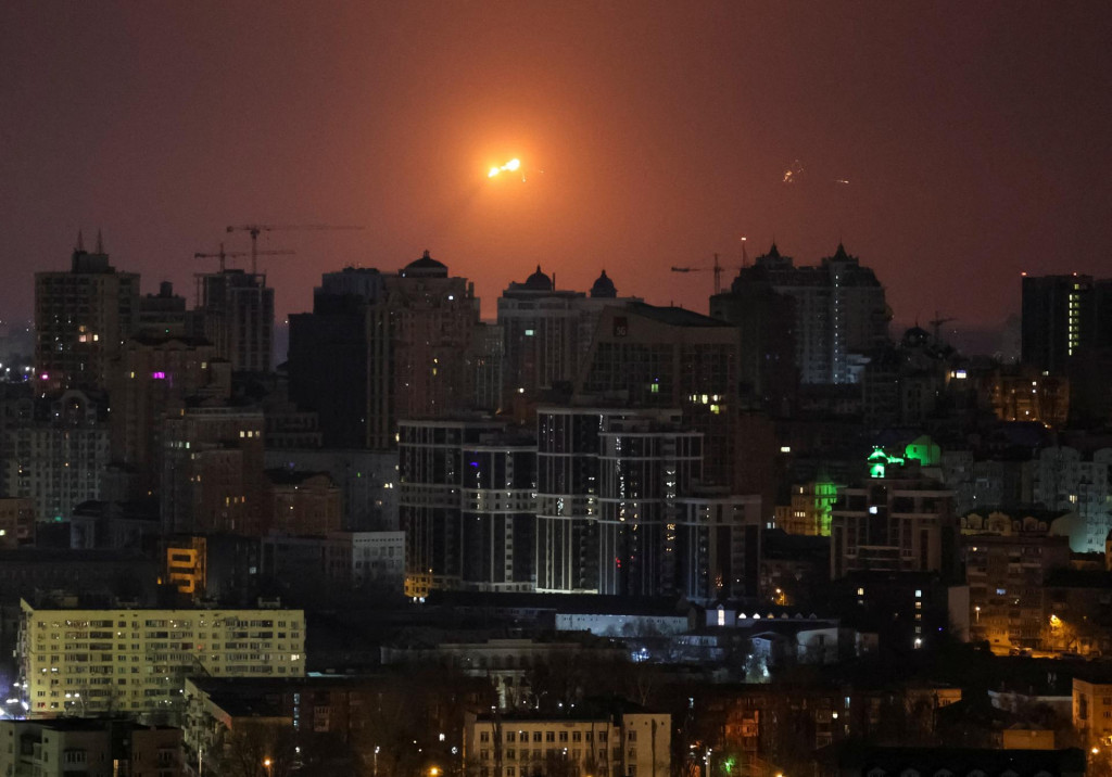 Výbuch ruskej rakety nad Kyjevom. FOTO: Reuters