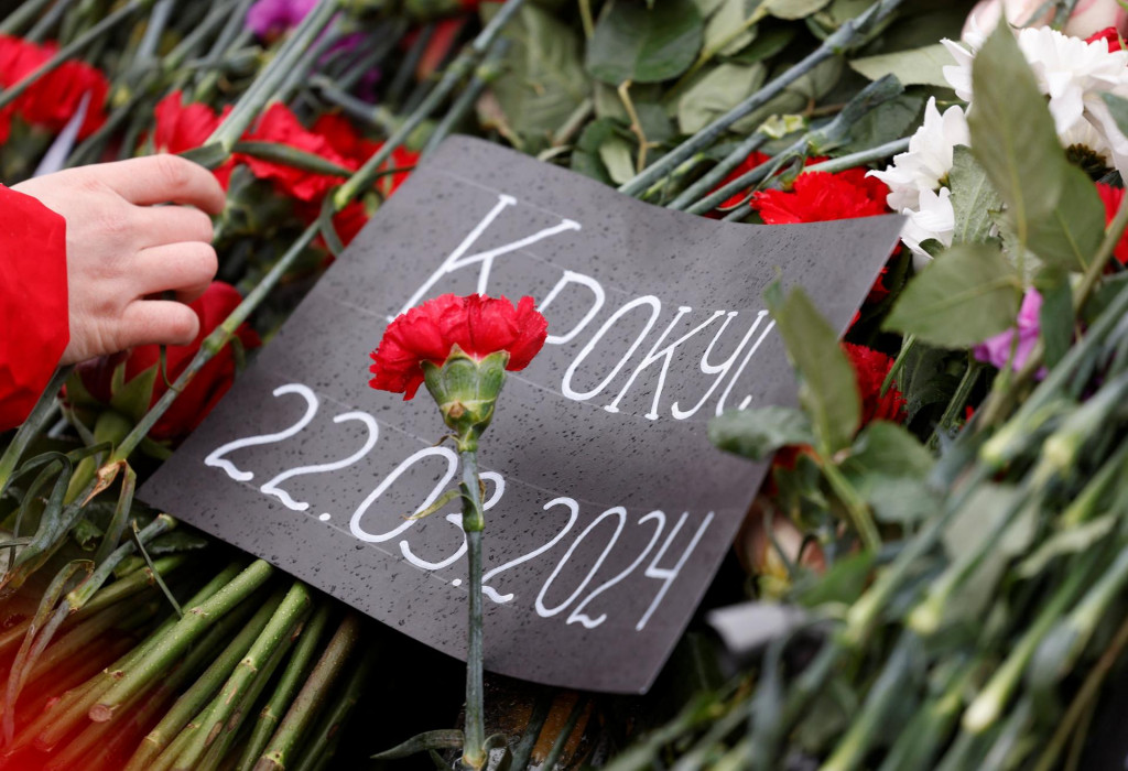 Provizórny pamätník obetiam streleckého útoku, ktorý sa udial v koncertnej sále Crocus City Hall v Moskovskej oblasti. FOTO: Reuters