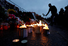 Muž kladie kvety k provizórnemu pamätníku obetiam, ktorý sa nachádza pri koncertnej sále Crocus City Hall v Moskovskej oblasti. FOTO: Reuters