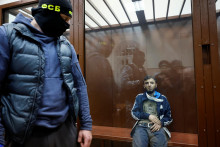Dalerdžon Mirzojev, podozrivý zo útoku v koncertnej hale Crocus City Hall, sedí za sklenenou stenou ohrady pre obžalovaných na obvodnom súde Basmanny v Moskve. FOTO: Reuters
