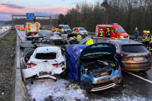 Hromadná dopravná nehoda na diaľnici neďaleko Würzburgu. FOTO: TASR/DPA