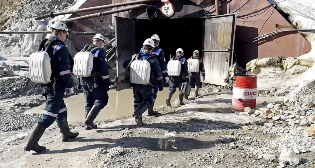 Zamestnanci ministerstva kráčajú do bane na zlato vo východnej časti Ruska, v ktorej uviazlo najmenej 13 baníkov. FOTO: TASR/AP