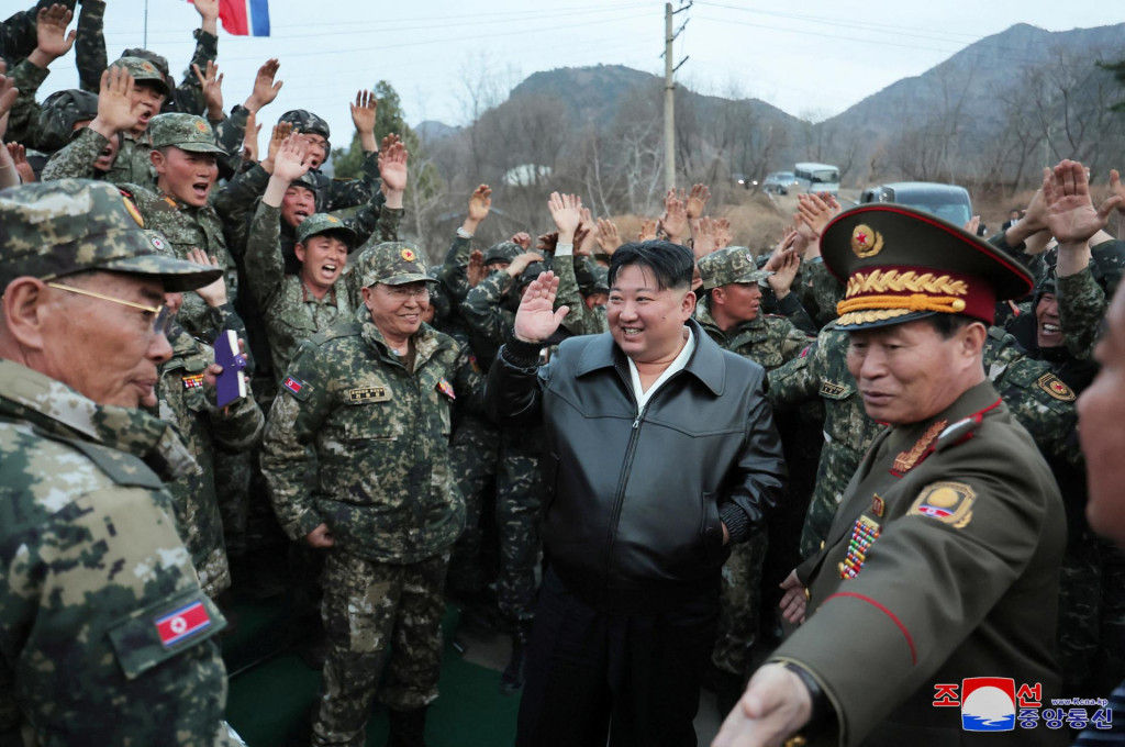 Severokórejský vodca Kim Čong-un víta vojakov pri prehliadke tankovej jednotky. FOTO: Reuters/KCNA