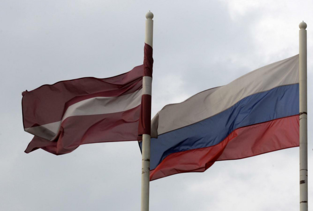 Vlajky Lotyšska a Ruska. ILUSTRAČNÉ FOTO: REUTERS