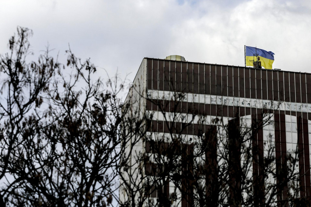 Ukrajinská vlajka na streche hotela Kyjev v centre Bratislavy. FOTO TASR - Dano Veselský