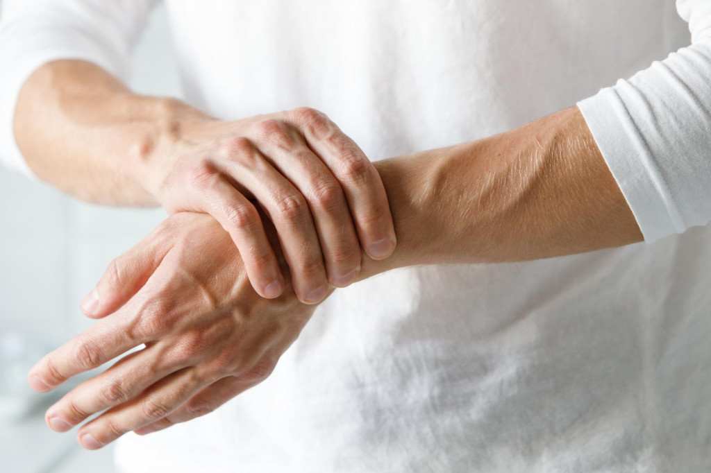 Pre reumatoidnú artritídu je typické obojstranné postihnutie väčšieho počtu kĺbov