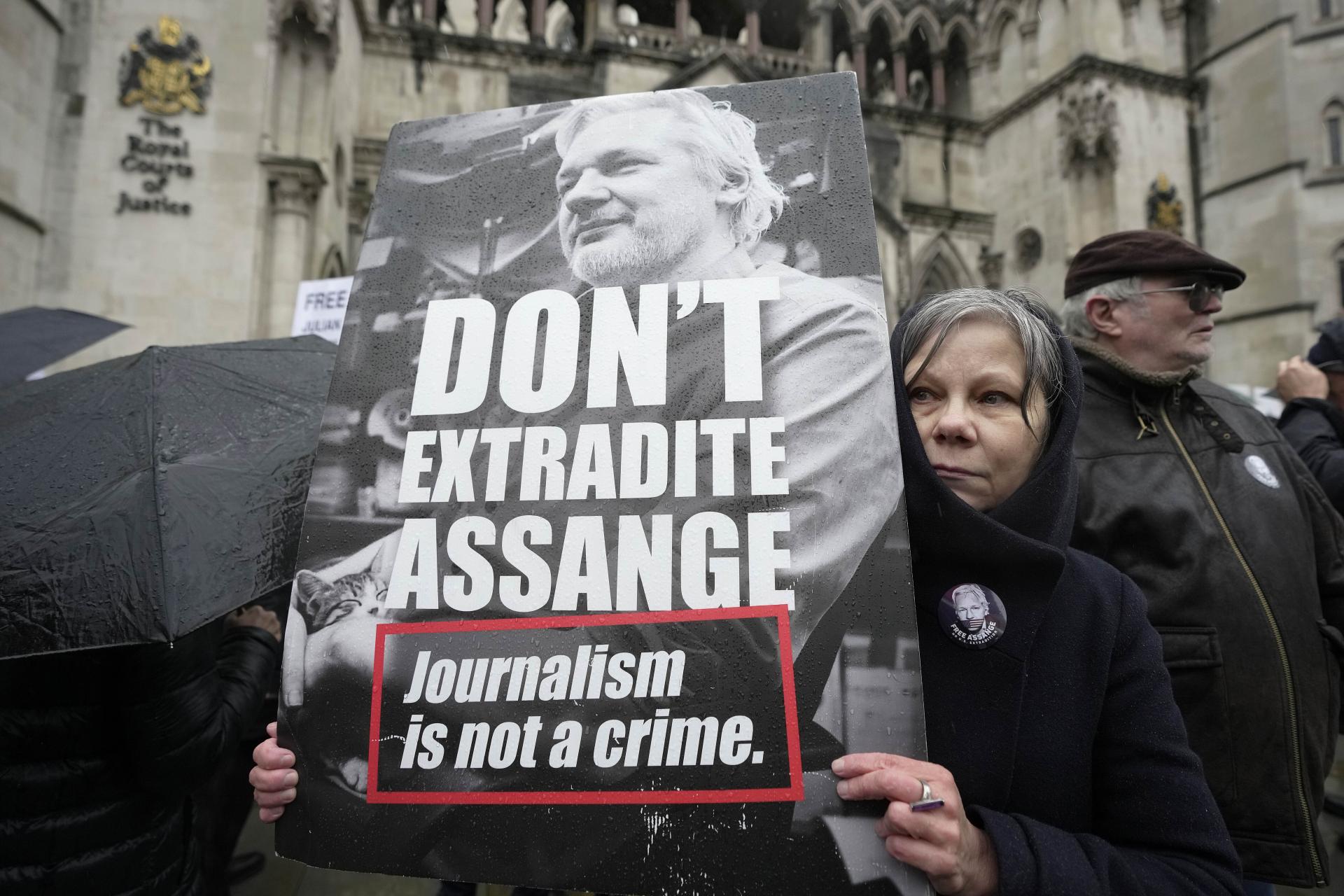 Súd odročil verdikt v prípade vydania zakladateľa WikiLeaks do USA