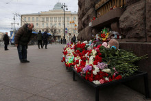 Provizórný pamätník obetiam streleckého útoku v koncertnej sále Crocus City Hall pri Moskve. FOTO: Reuters