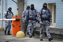 Ruskí policajti kráčajú neďaleko súdu v štvrti Basmannij v Moskve po piatkovom teroristickom útoku na koncertnú sálu Crocus City Hall. FOTO: TASR/AP