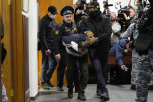 Podozrivý z útoku v koncertnej sále na predmestí Moskvy Saidakrami Račabalizoda (uprostred) počas eskorty na súd v Moskve. FOTO: TASR/AP