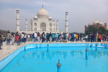 Tádž Mahal v indickej Agre patrí medzi sedem novodobých divov sveta. Ročne ho navštívi až stotisíc turistov. FOTO: HN/Pavel Novotný