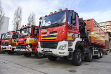 Pri požiari chemičky v Kysuckom Novom Meste zasahuje 29 hasičov s desiatimi kusmi techniky FOTO: TASR/Jaroslav Novák
