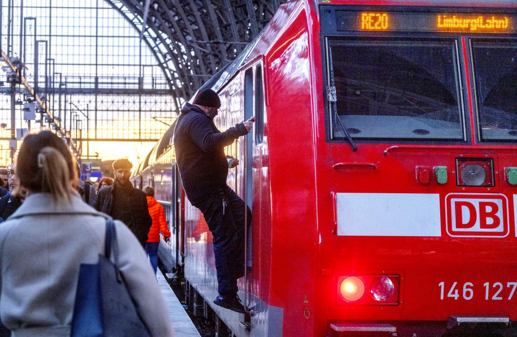 Rušňovodič opúšťa vlak na hlavnej železničnej stanici v nemeckom Frankfurte. FOTO: TASR/AP