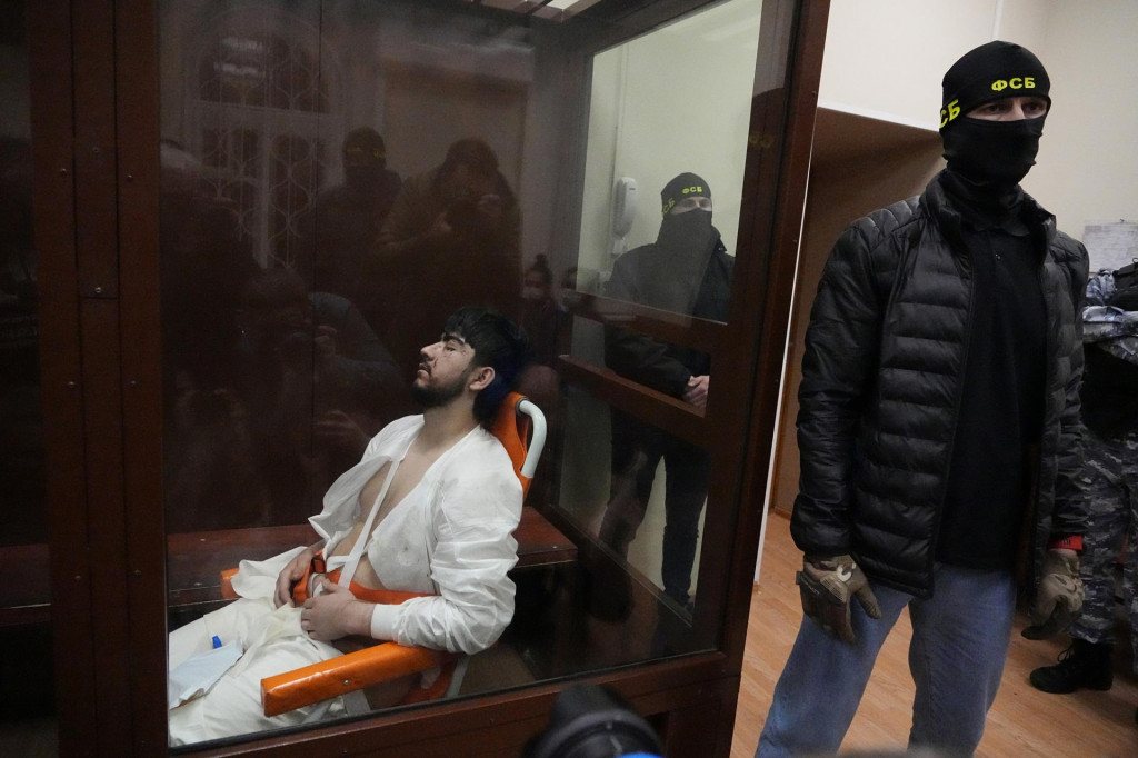 Podozrivý z útoku v koncertnej sále na predmestí Moskvy Muchammadsobir Faizov sedí v súdnej sieni v Moskve. FOTO: TASR/AP