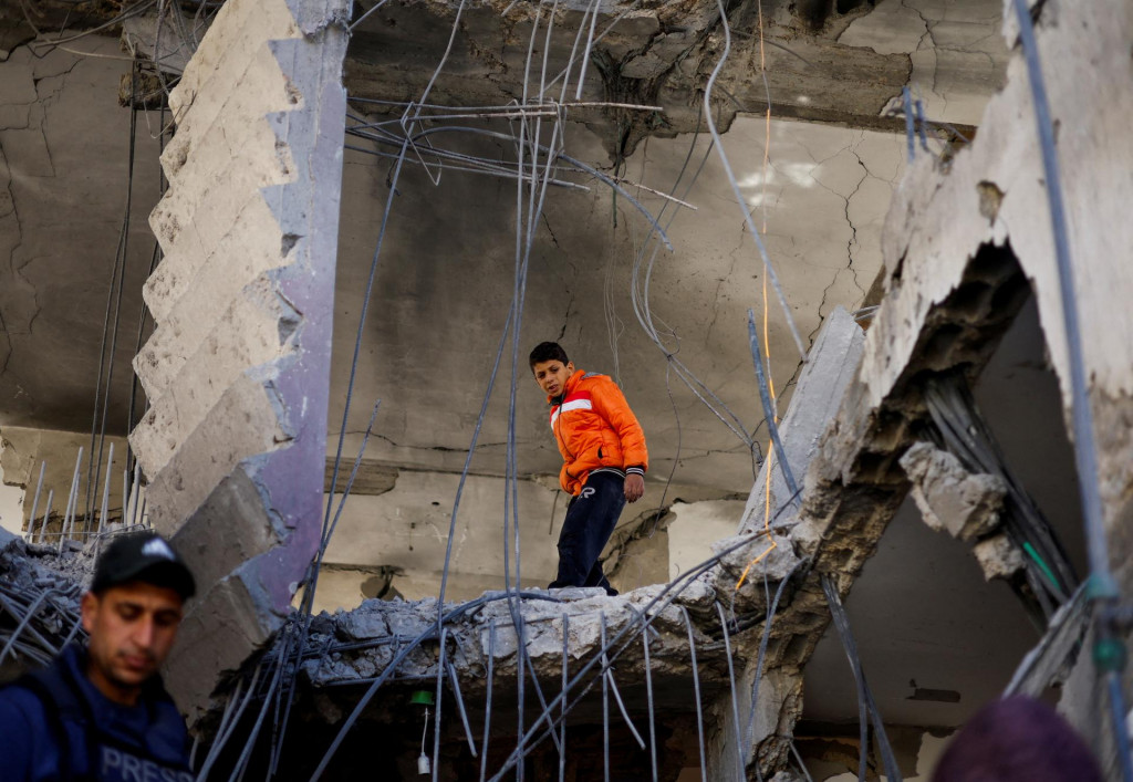 Miesto izraelského útoku na dom v Rafahu v južnom Pásme Gazy. FOTO: Reuters