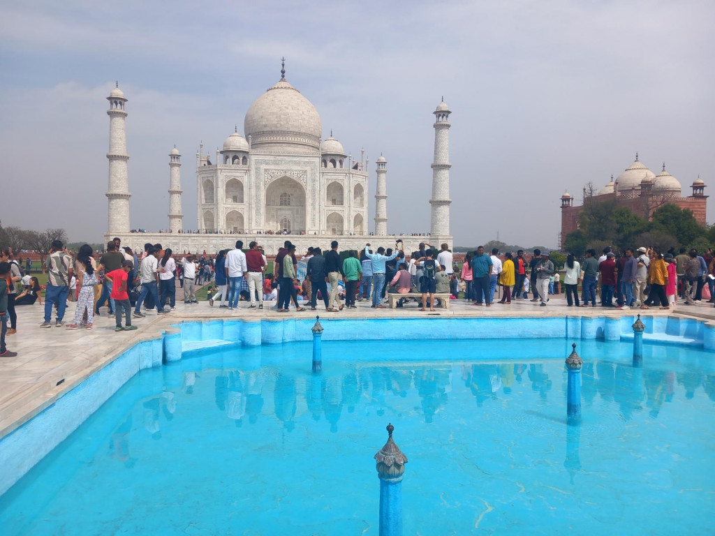 Tádž Mahal v indickej Agre patrí medzi sedem novodobých divov sveta. Ročne ho navštívi až stotisíc turistov. FOTO: HN/Pavel Novotný