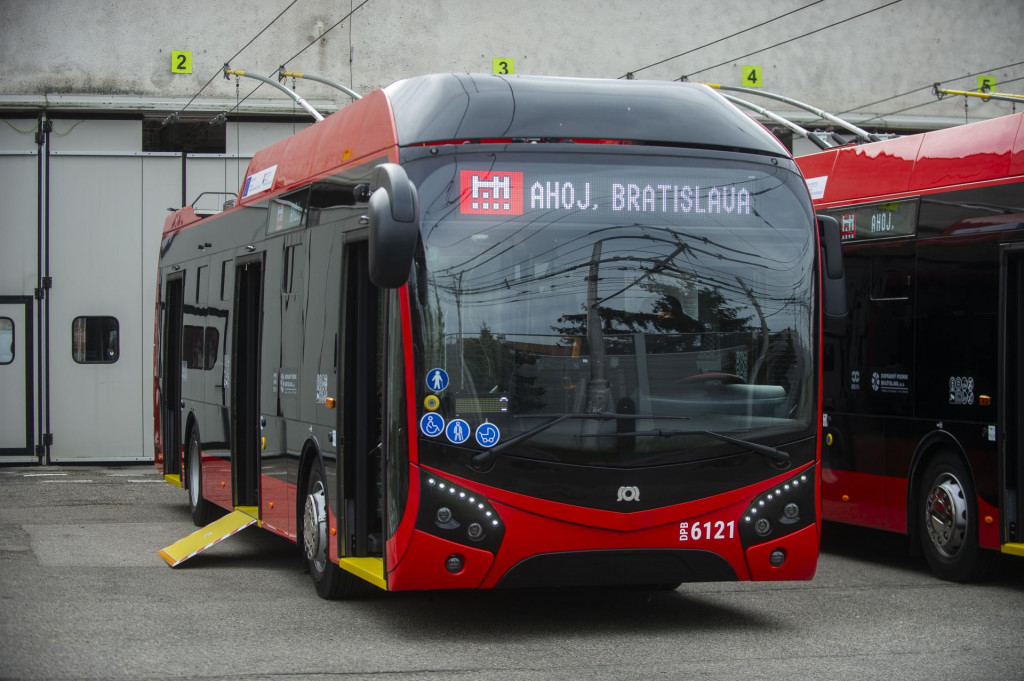 Dopravný podnik Bratislava predstavil nové hybridné trolejbusy. Ide o nový typ 12-metrových vozidiel, ktoré budú od 29. marca nasadené na predĺženú trasu linky 44. FOTO: TASR/Jakub Kotian