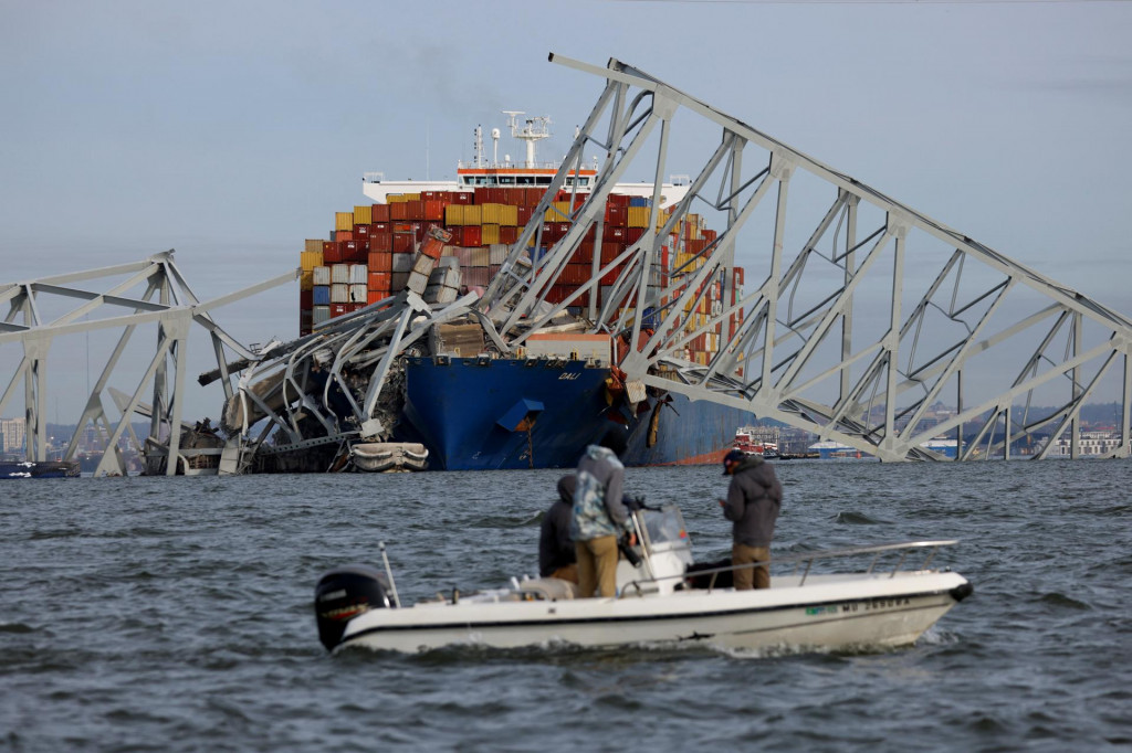 Pohľad na nákladnú loď Dali, ktorá vrazila do mosta Key Bridge v Baltimore. FOTO: Reuters