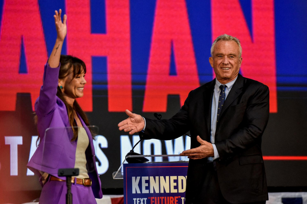 Nezávislý kandidát na prezidenta USA Robert F. Kennedy Jr. s Nicole Shanahanovou. FOTO: REUTERS