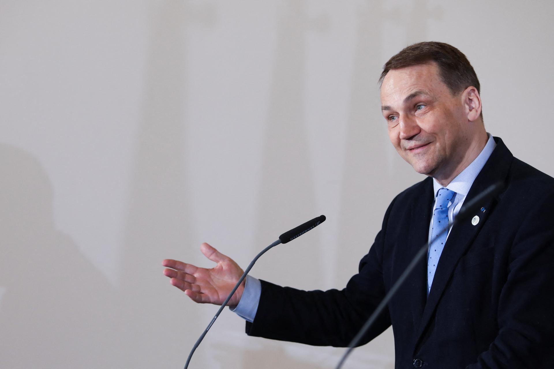 Poľský minister Sikorski kritizoval Sergeja Andrejeva, ruského veľvyslanca vo Varšave