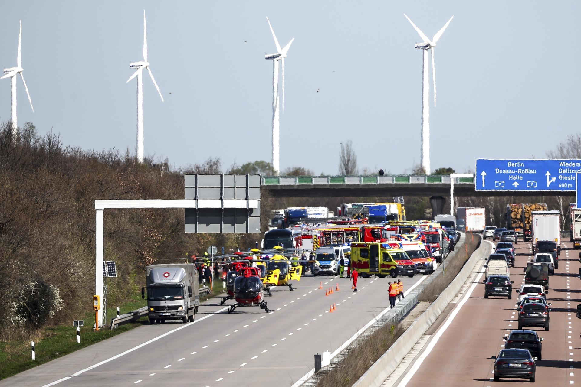 Pri nehode diaľkového autobusu v Nemecku zahynulo najmenej päť ľudí, pre zranených leteli vrtuľníky