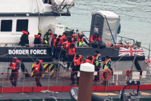 Migranti vystupujú z lode britských pohraničných síl pri príchode do prístavu Dover. FOTO: Reuters