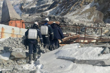 Záchranári sa zúčastňujú pátracej akcie v snahe zachrániť 13 baníkov, ktorí uviazli v zlatej bani Pioneer po páde skaly, v regióne Amur v Rusku. FOTO: Reuters