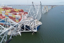 Letecký pohľad na nákladnú loď Dali, ktorá vrazila do mosta Key Bridge v americkom Baltimore. FOTO: Reuters