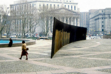 Tilted Arc bola kontroverzná verejná umelecká inštalácia, vystavená na Manhattane v rokoch 1981 až 1989. Po búrlivých debatách bola odstánená. FOTO: Archive of Destruction