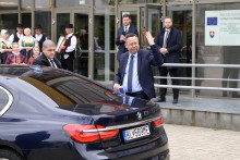 Minister financií Ladislav Kamenický prichádza na výjazdové zasadnutie vlády v Galante. FOTO: TASR/Henrich Mišovič
